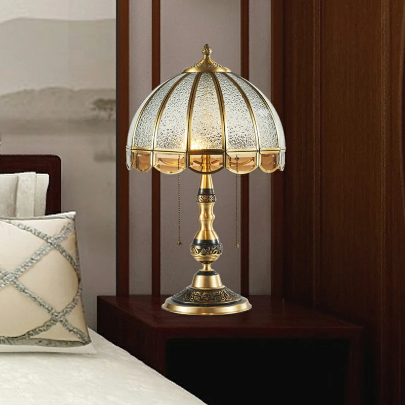 Geschulpte, ondoorzichtige glazen nachtlamp, vintage stijl slaapkamertafellamp messing Clearhalo