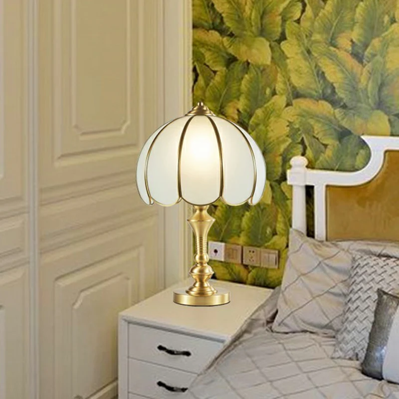 Geschulpte, ondoorzichtige glazen nachtlamp, vintage stijl slaapkamertafellamp messing Clearhalo