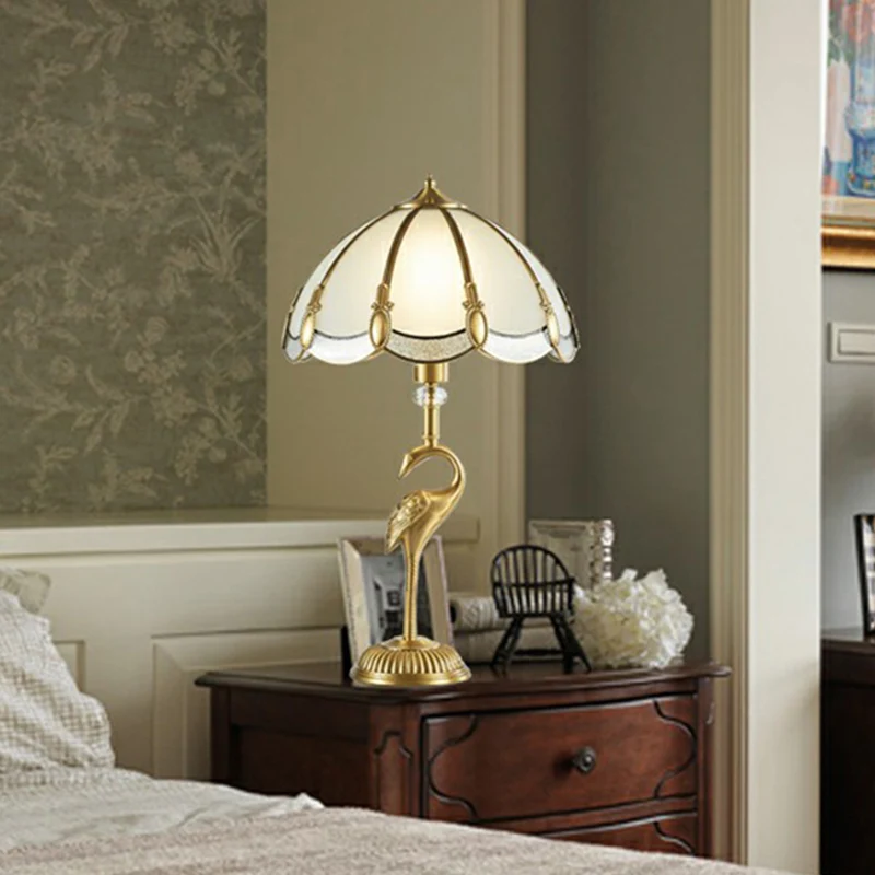 Geschulpte, ondoorzichtige glazen nachtlamp, vintage stijl slaapkamertafellamp messing Clearhalo