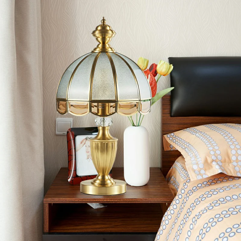 Geschulpte, ondoorzichtige glazen nachtlamp, vintage stijl slaapkamertafellamp messing Clearhalo