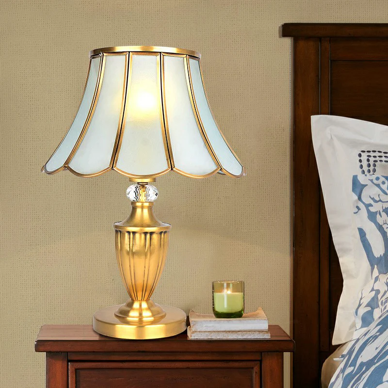 Geschulpte, ondoorzichtige glazen nachtlamp, vintage stijl slaapkamertafellamp messing Clearhalo