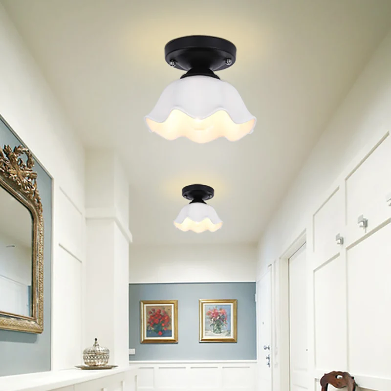 Geschulpte woonkamer semi-flush industrieel melkachtig glas één licht zwart verlichtingsarmatuur Clearhalo