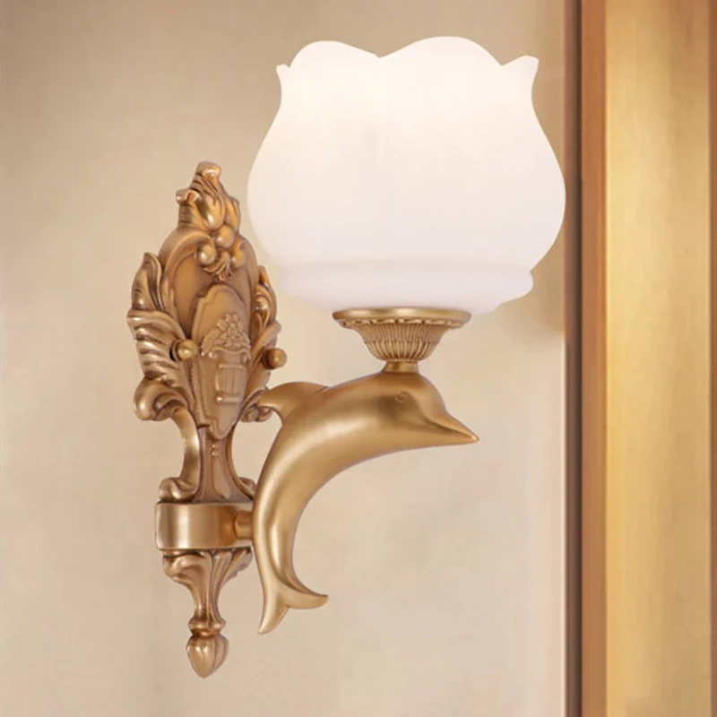 Gouden dolfijn wandkandelaar lamp retro-stijl metaal 1-lichts woonkamer wandlamp met opaal glazen bloemblaadjeskap Clearhalo