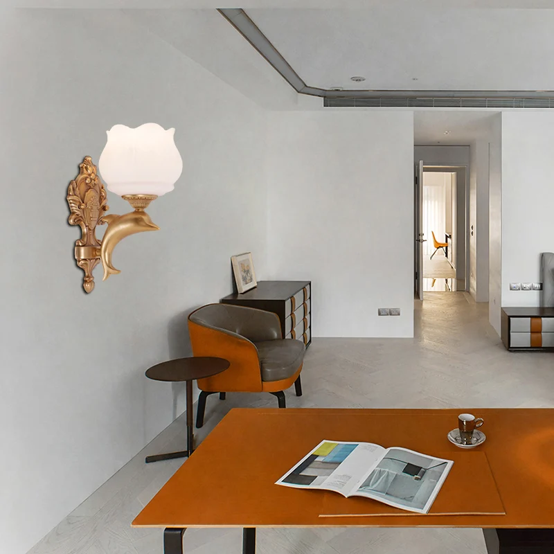 Gouden dolfijn wandkandelaar lamp retro-stijl metaal 1-lichts woonkamer wandlamp met opaal glazen bloemblaadjeskap Clearhalo