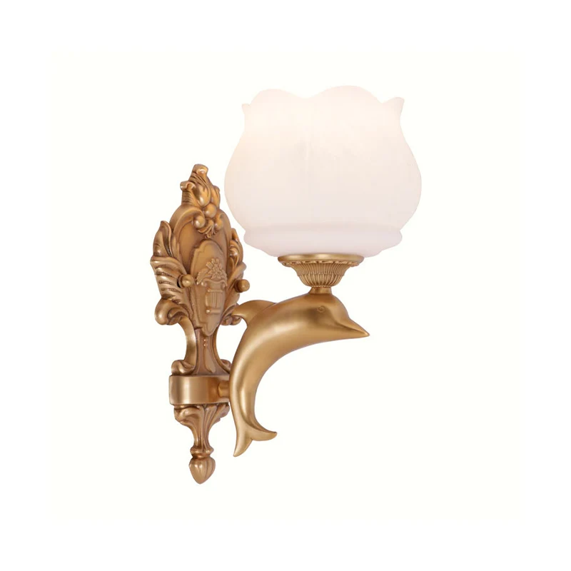 Gouden dolfijn wandkandelaar lamp retro-stijl metaal 1-lichts woonkamer wandlamp met opaal glazen bloemblaadjeskap Clearhalo