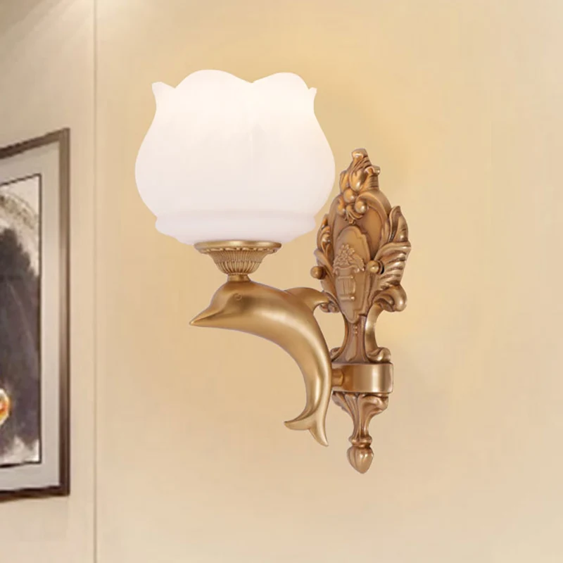 Gouden dolfijn wandkandelaar lamp retro-stijl metaal 1-lichts woonkamer wandlamp met opaal glazen bloemblaadjeskap Clearhalo