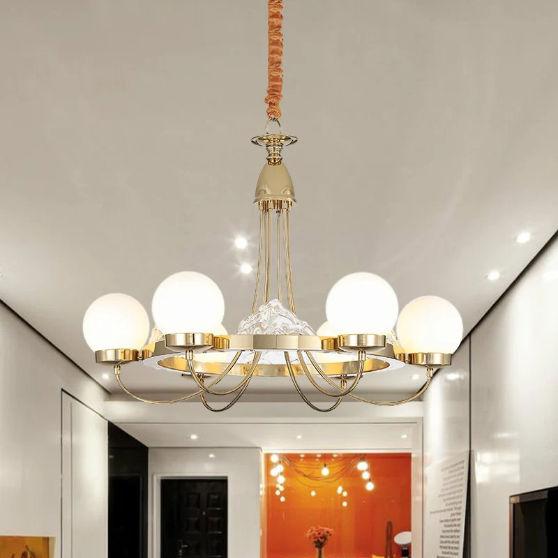 Gouden gebogen arm plafondkroonluchter Post Modern 6-kops metalen LED-hanglamp met globe-matte witte glazen kap Clearhalo