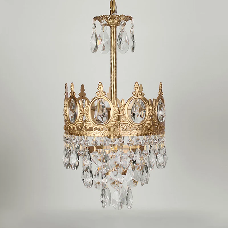 Gouden kroonvormige plafondhanger, antieke metalen hanglamp voor een slaapkamer met kristallen druppels Clearhalo