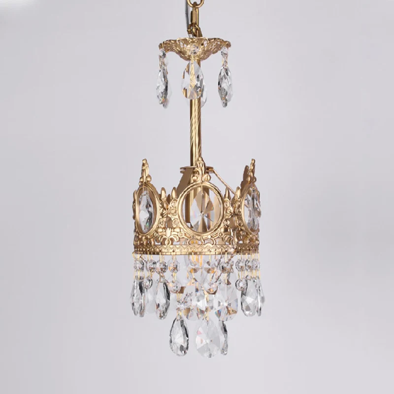 Gouden kroonvormige plafondhanger, antieke metalen hanglamp voor een slaapkamer met kristallen druppels Clearhalo