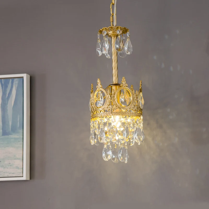 Gouden kroonvormige plafondhanger, antieke metalen hanglamp voor een slaapkamer met kristallen druppels Clearhalo