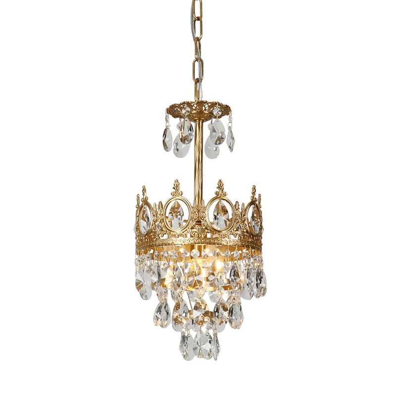 Gouden kroonvormige plafondhanger, antieke metalen hanglamp voor een slaapkamer met kristallen druppels Clearhalo