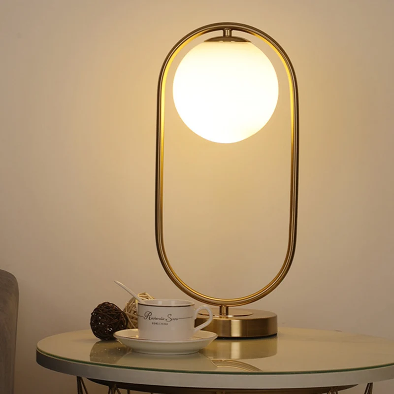 Gouden ovale metalen tafelverlichting Luxe 1-lamp ondoorzichtige glazen nachtlamp voor de woonkamer Clearhalo