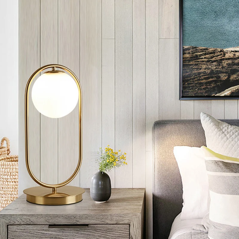 Gouden ovale metalen tafelverlichting Luxe 1-lamp ondoorzichtige glazen nachtlamp voor de woonkamer Clearhalo