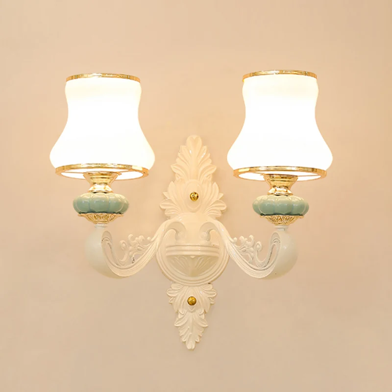 Goudkleurige wandverlichting Eenvoud Opaalglas Gangwandlamp met gebogen arm Clearhalo