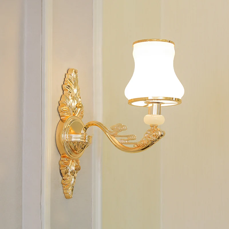 Goudkleurige wandverlichting Eenvoud Opaalglas Gangwandlamp met gebogen arm Clearhalo