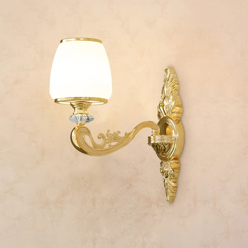 Goudkleurige wandverlichting Eenvoud Opaalglas Gangwandlamp met gebogen arm Clearhalo