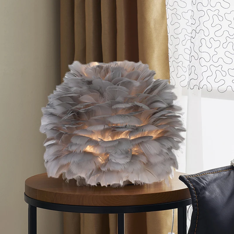 Grijs/Wit/Roze Bolvormige Nachtlamp Nordic Single-Lamp Feather Tafelstandaard Licht voor Woonkamer Clearhalo