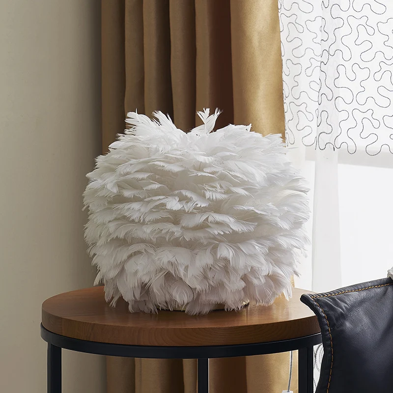 Grijs/Wit/Roze Bolvormige Nachtlamp Nordic Single-Lamp Feather Tafelstandaard Licht voor Woonkamer Clearhalo