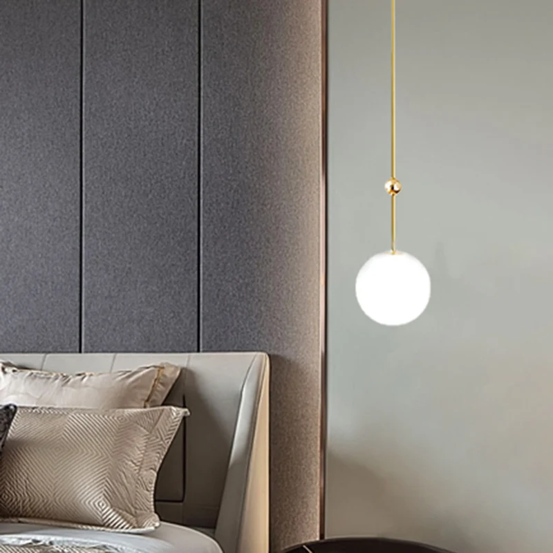 Hanglamp met 1 hoofdslaapkamer Eenvoudige gouden LED-hangende hanger met bolmelkglazen kap, 39"/47" H Clearhalo