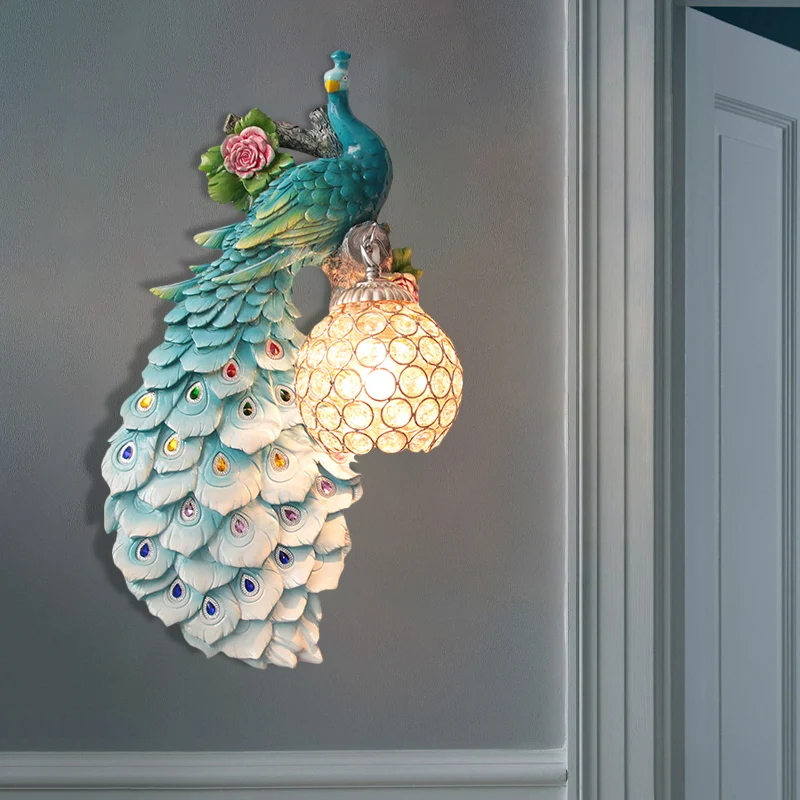 Helder afgeschuinde kristallen bol schans rustieke enkele lamp hal wandmontage licht met pauw en roos decor wit/blauw/groe...