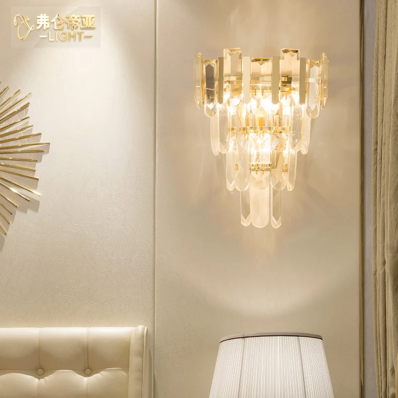 Heldere kristallen gelaagde wandlamp, eigentijds 3-lichts wandgemonteerd licht goud voor slaapkamer Clearhalo