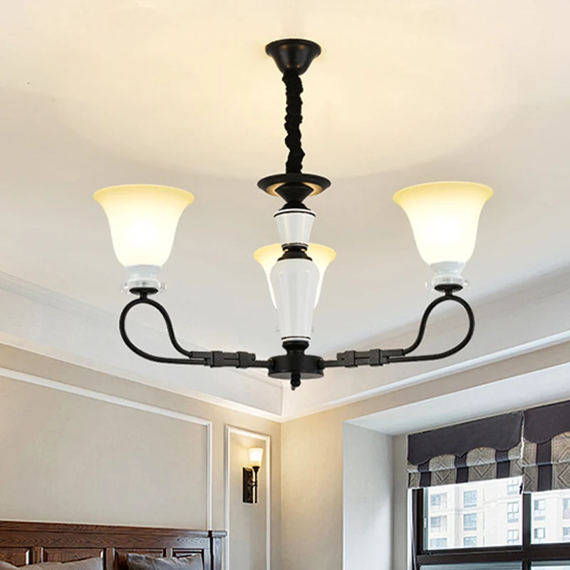 3/6 hoofden hangende kroonluchter retro slaapkamer hanglamp met uitlopende matglazen kap zwart Clearhalo