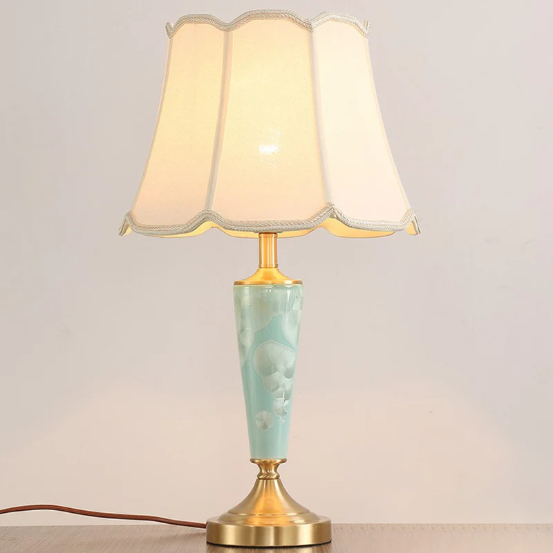 Klassieke geschulpte tafellamp, stoffen nachtlampje met één lamp en uitlopende onderkant, blauw Clearhalo