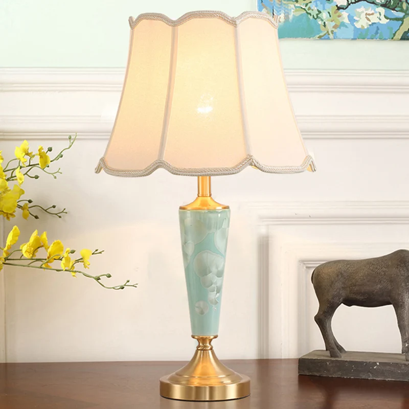 Klassieke geschulpte tafellamp, stoffen nachtlampje met één lamp en uitlopende onderkant, blauw Clearhalo