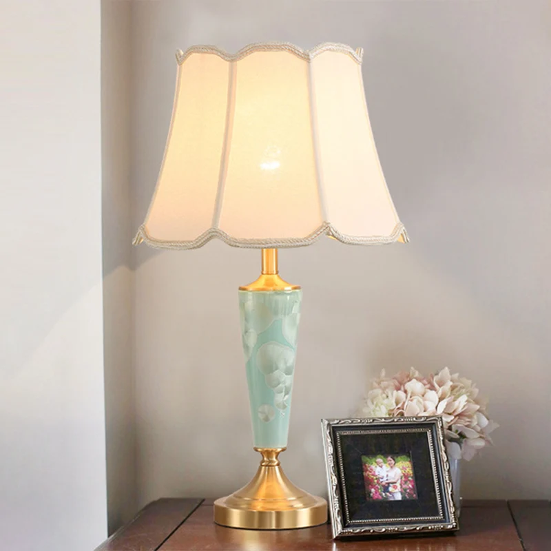 Klassieke geschulpte tafellamp, stoffen nachtlampje met één lamp en uitlopende onderkant, blauw Clearhalo