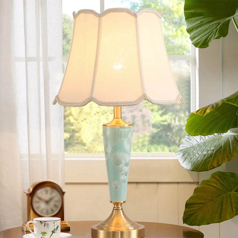 Klassieke geschulpte tafellamp, stoffen nachtlampje met één lamp en uitlopende onderkant, blauw Clearhalo