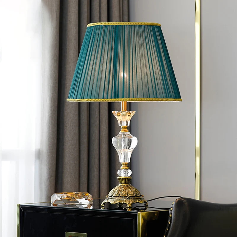 Kristallen taps toelopende nachttafelverlichting Modernistisch 1-lamps gouden nachtkastjelicht met urnvormige voet Clearhalo