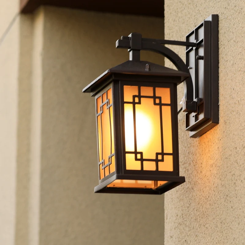 Kubusvormige metalen wandverlichting Landelijk 1-lamps buitenwandlamp zwart met gele glazen kap Clearhalo