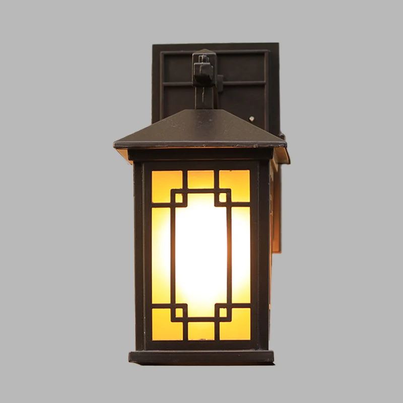 Kubusvormige metalen wandverlichting Landelijk 1-lamps buitenwandlamp zwart met gele glazen kap Clearhalo