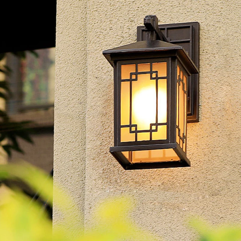 Kubusvormige metalen wandverlichting Landelijk 1-lamps buitenwandlamp zwart met gele glazen kap Clearhalo