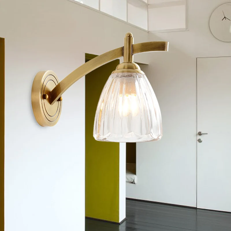 1 Lamp Cone Sconce Lamp Tradition Metalen wandverlichtingsarmatuur goud met geribbelde glazen kap voor nachtkastje Clearhalo
