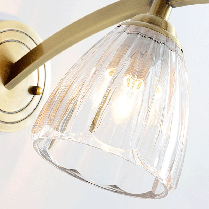 1 Lamp Cone Sconce Lamp Tradition Metalen wandverlichtingsarmatuur goud met geribbelde glazen kap voor nachtkastje Clearhalo