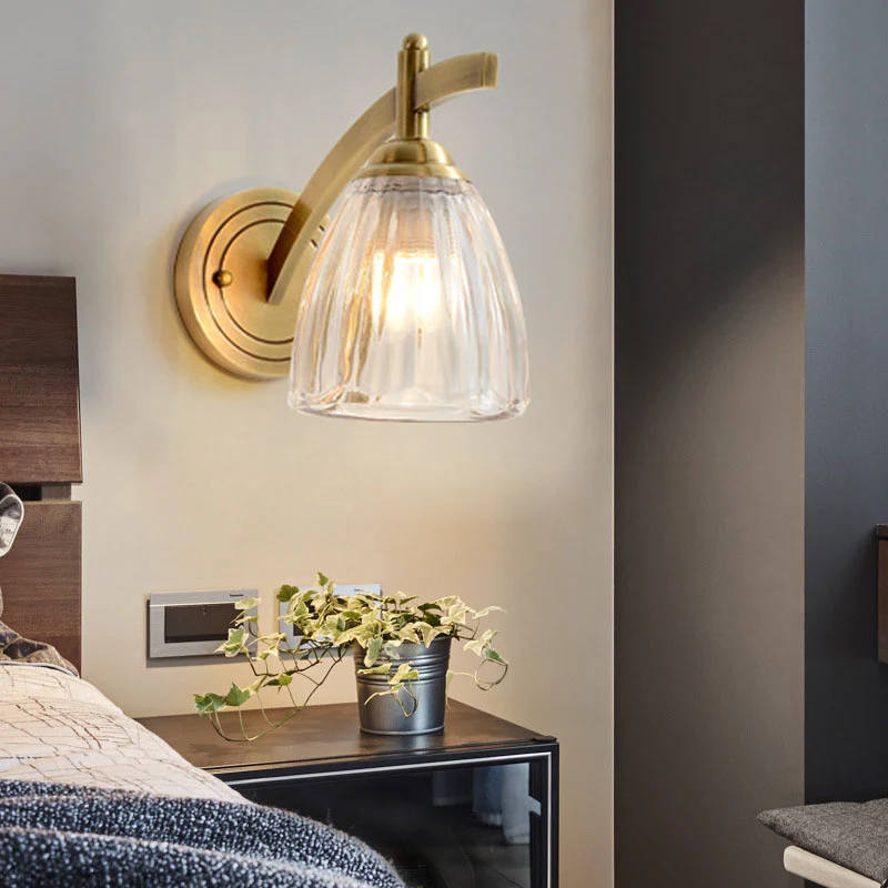 1 Lamp Cone Sconce Lamp Tradition Metalen wandverlichtingsarmatuur goud met geribbelde glazen kap voor nachtkastje Clearhalo
