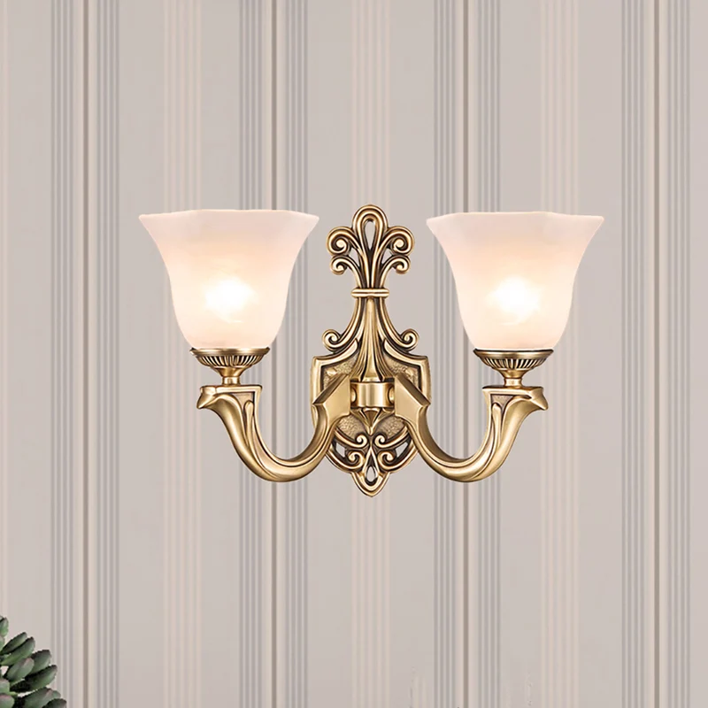 1/2 lampen trompet schanslamp traditie opaal glazen wandverlichtingsarmatuur met messing metalen gebogen arm Clearhalo