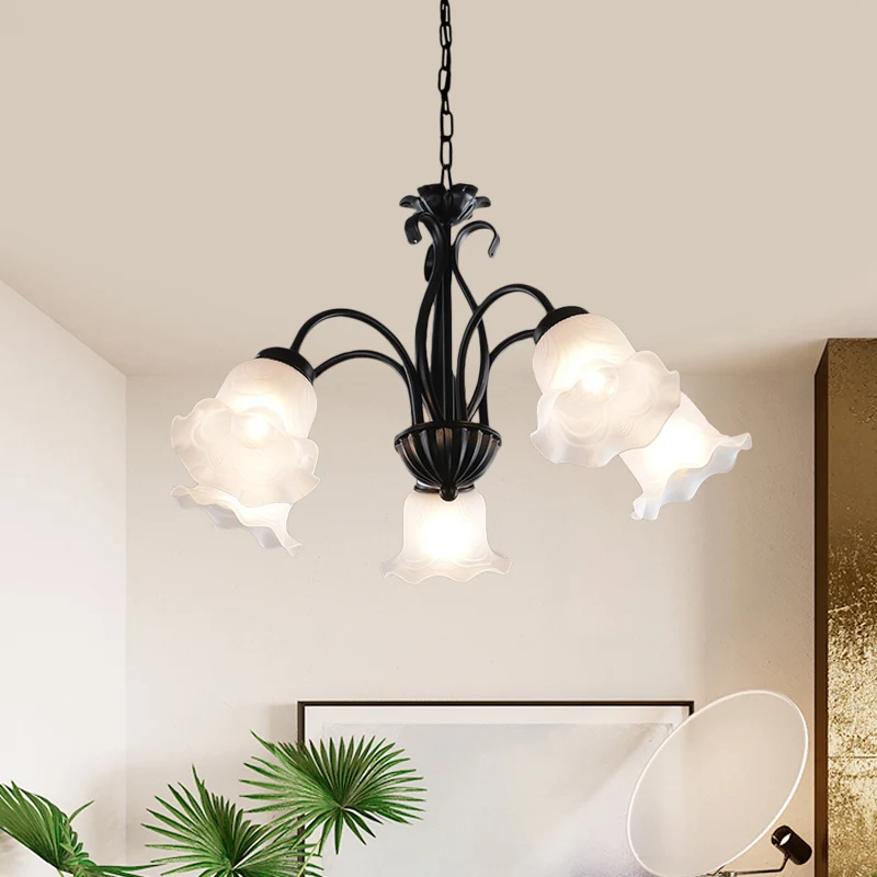 Landelijke bloemen kroonluchterlamp 5/6/8 koppen matglazen hanglamp zwart met gedraaide arm Clearhalo