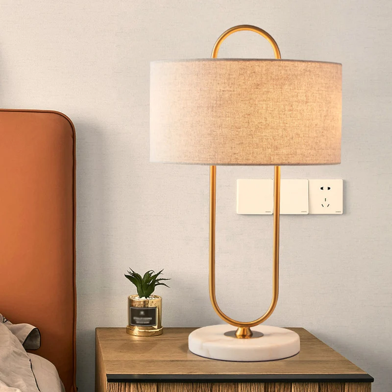 Langwerpig gevormd nachtkastje Lamp Metallic modern nachtlampje met marmeren voet en trommelstof kap Clearhalo