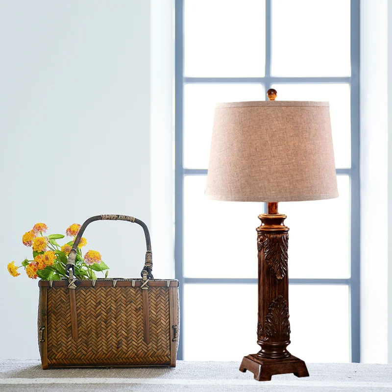 1 lichte hars tafellamp vintage bruin gesneden basis studeerkamer nachttafellamp met taps toelopende stoffen kap Clearhalo