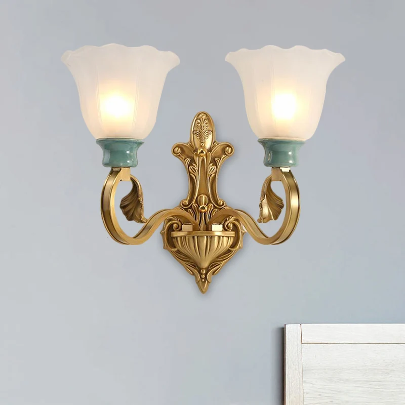 Melkachtig glas messing wandkandelaar bloesem 1/2-kop traditionele scroll arm wandverlichting armatuur met ginkgo blad dec...