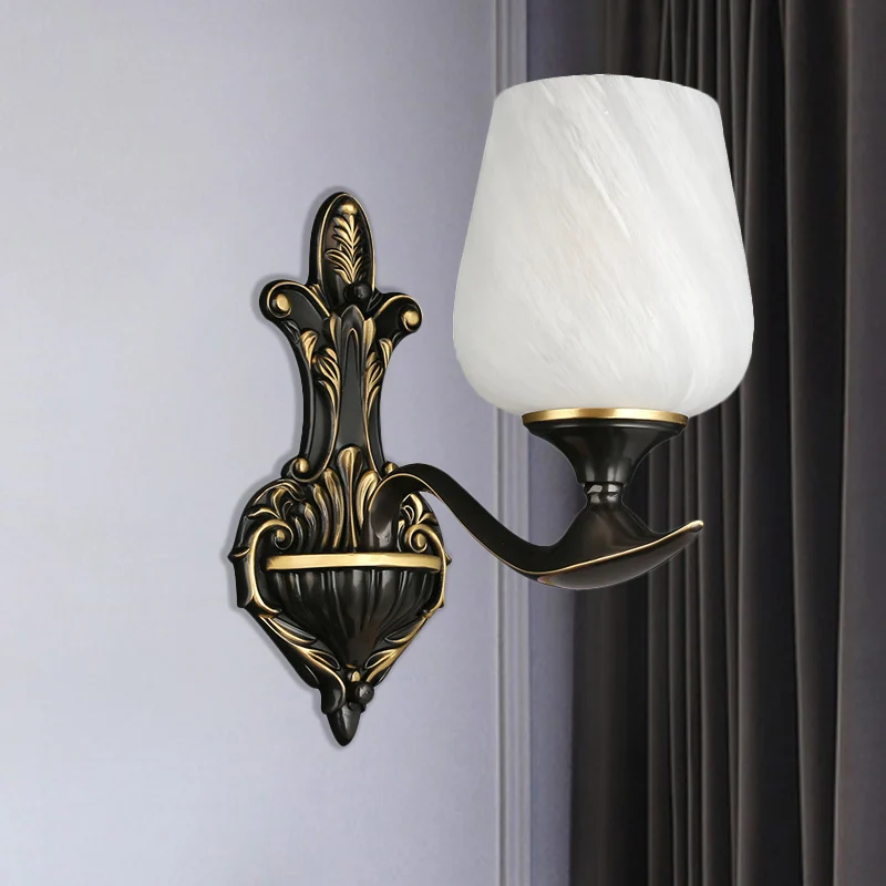 Melkachtige glazen bekerachtige wandlamp Traditionele 1/2-lichts nachtkastverlichtingsarmatuur zwart en goud Clearhalo