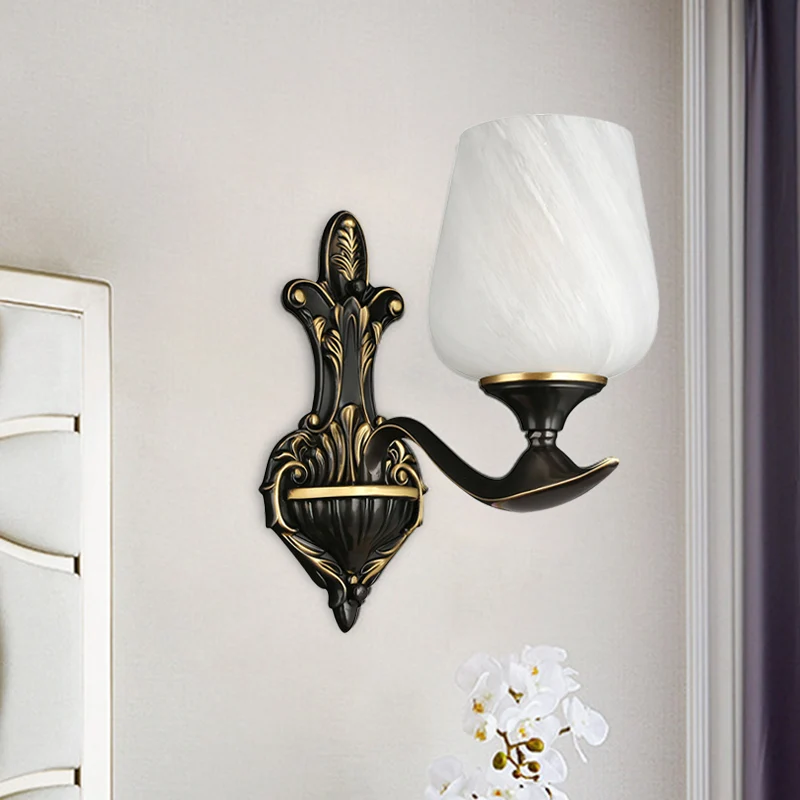 Melkachtige glazen bekerachtige wandlamp Traditionele 1/2-lichts nachtkastverlichtingsarmatuur zwart en goud Clearhalo