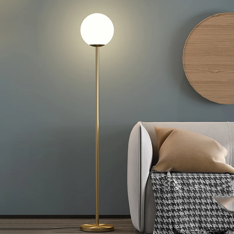Melkachtige glazen bol leesvloerlamp modern 1-lichts messing afwerking staande verlichting voor slaapkamer Clearhalo