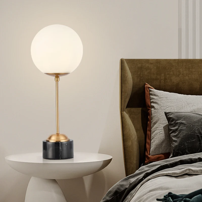 Melkachtige glazen bol tafellamp modernistisch 1-kops zwart en goud nachtkastje licht voor nachtkastje Clearhalo