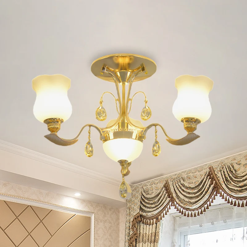 Melkglazen tulpbloem semi-inbouw moderne slaapkamer met 3 lampen dichtbij plafondlamp goud Clearhalo