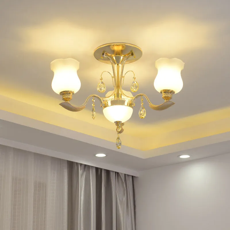 Melkglazen tulpbloem semi-inbouw moderne slaapkamer met 3 lampen dichtbij plafondlamp goud Clearhalo