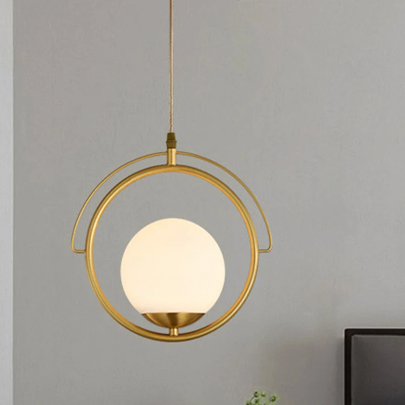 Messing hangende plafondlamp met ring, postmoderne metalen hanglamp met 1 kop en bolvormige witte glazen kap Clearhalo