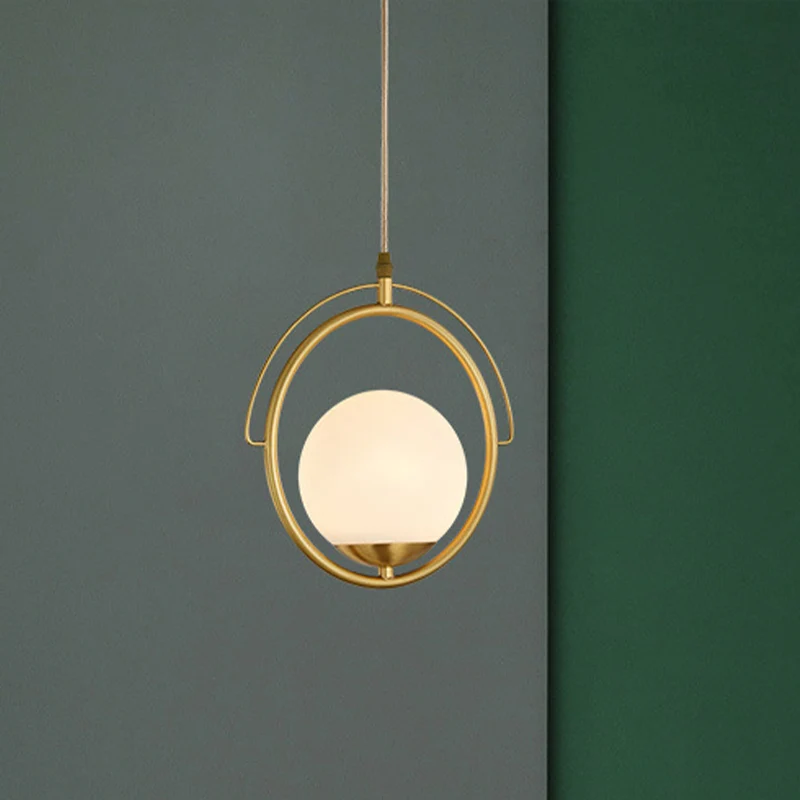 Messing hangende plafondlamp met ring, postmoderne metalen hanglamp met 1 kop en bolvormige witte glazen kap Clearhalo